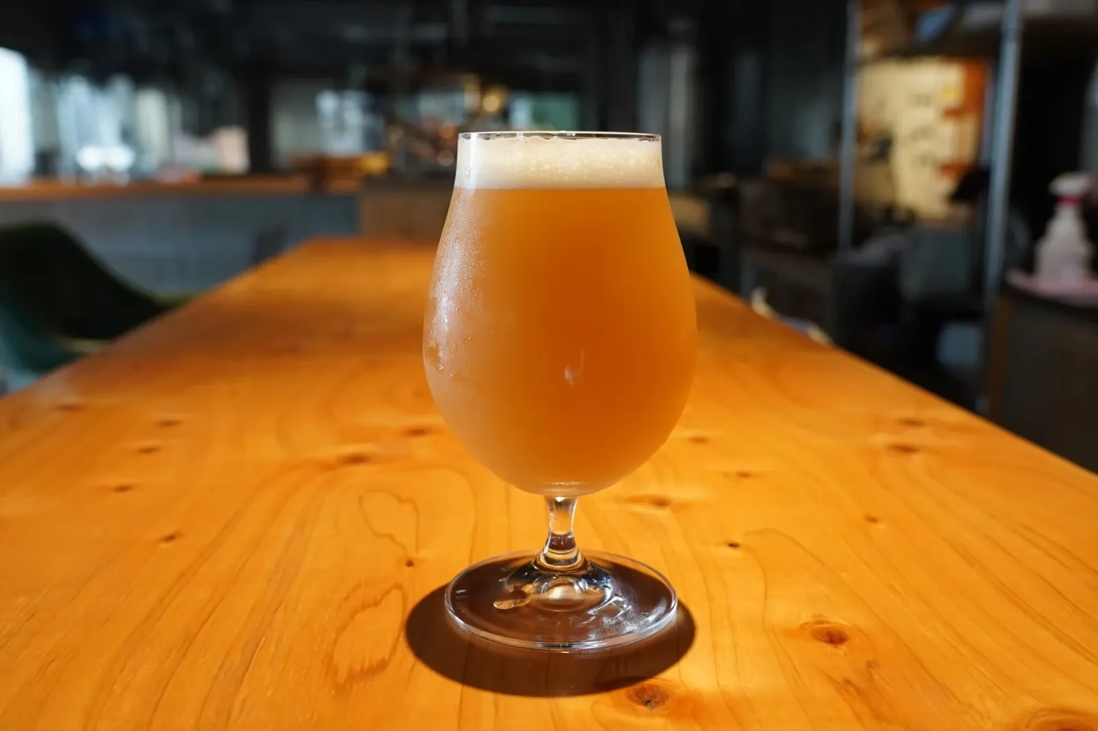 グラスに注いだクラフトビール